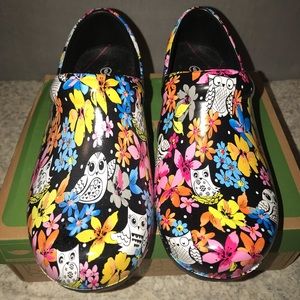 Brand New Anywear SR Angel size 6 clogs